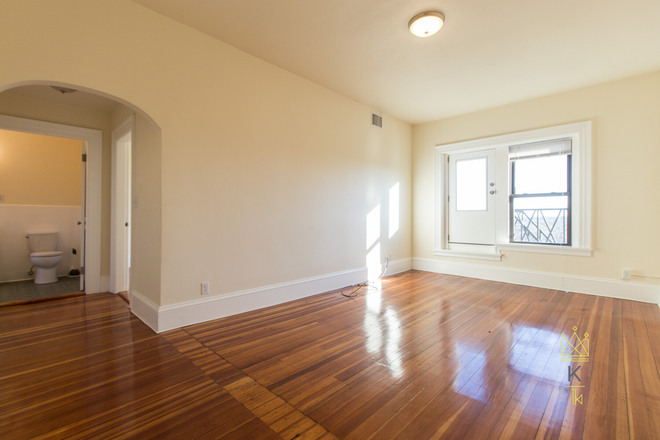 living room - Coolidge Corner 2 bed with A/C and updated kitchen - landlord pays the fee! Apartments