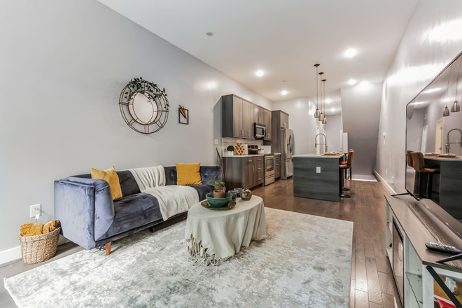 Living Room - 3 BED/3 BATH Apt. 3 Minutes from Temple University