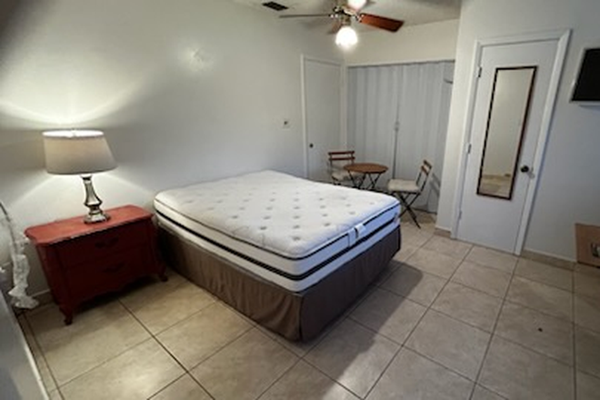 Queen size bed - Studio WALK OR BIKE TO UM Campus, Coral Gables  - only 1.3 miles. Utilities included +Cable+Internet Apartments