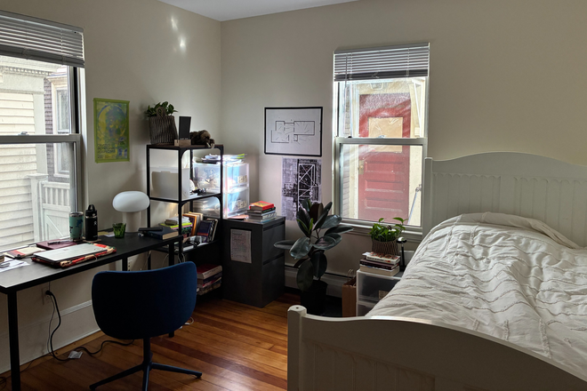 Bedroom - Somerville Winter Sublease - Under $1100, utilities included