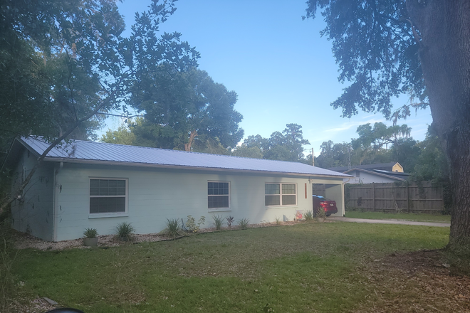 Front yard - Nicely 3 B/2b fully renovated house in quiet street close to shopping and bus lines for UF & SFe