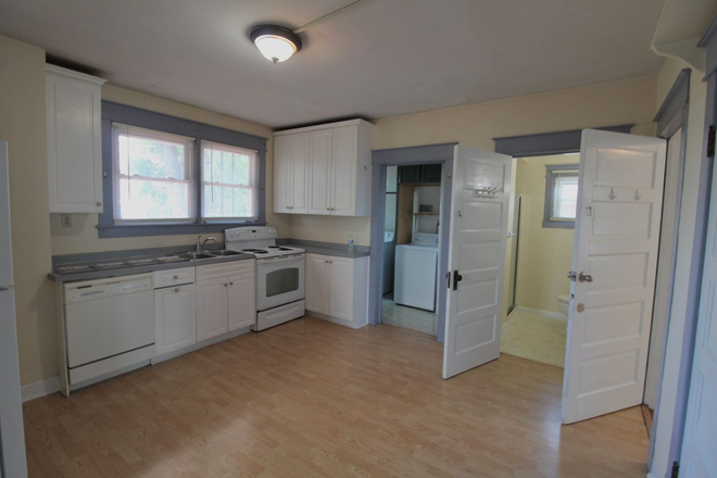 Kitchen - Now Pre-Leasing for the upcoming School Year! House