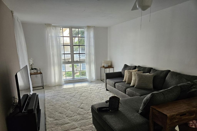 Living Room - University Inn FALL SEMESTER ONLY LEASE