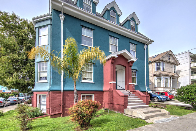 Side view exterior of the apartment building at 2129 Haste St, Berkeley, CA 94704, USA - 2129 Haste Street