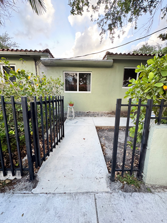 SAFE entrance to YOUR new home (w security cameras included)! - Near UM Campus Private Guest Quarters House