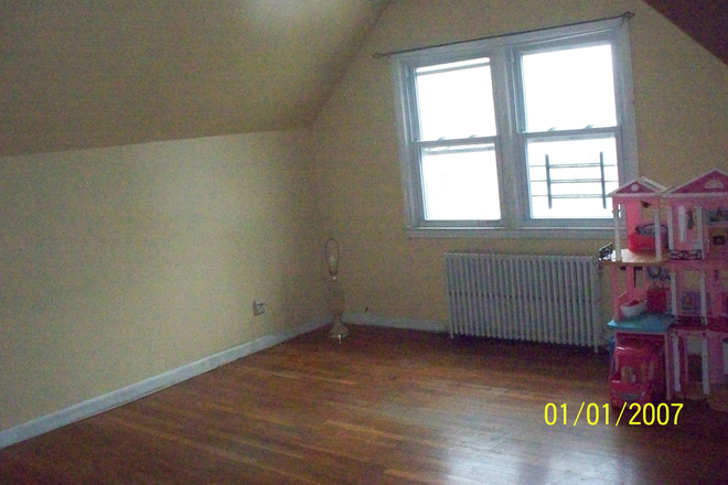 Living Room  looking  North - Between  Hofstra   &   Adelphi ,  near  Nas. Comm. College  &  Malloy  Col. Duplex