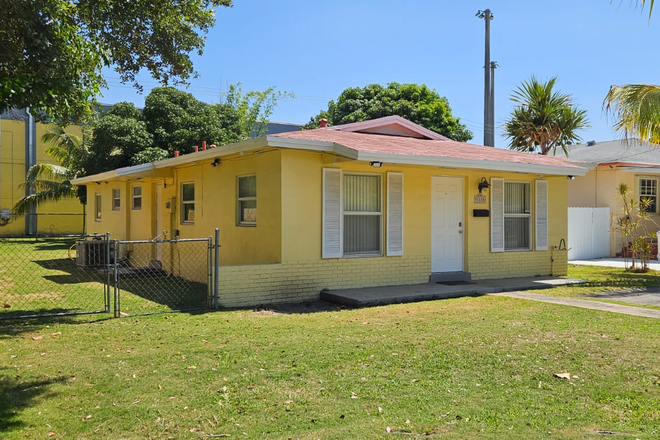 5830 - Front View - Available Room (Priv. Bath) at 4 Bed/3Bad Girls House. Close to UM Campus. $1,100 - 305.815.2356