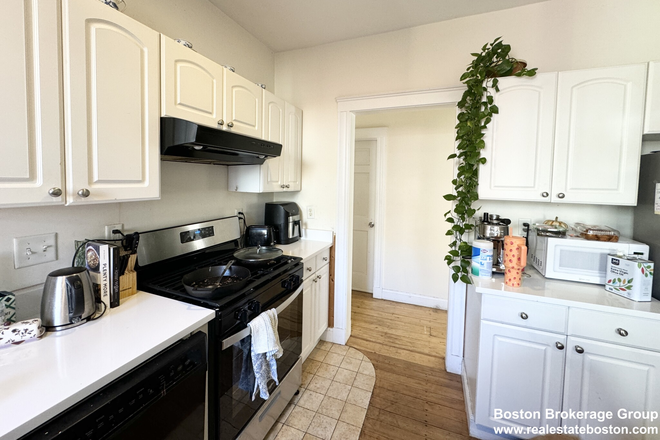 kitchen - Spacious 3 Bedroom in Mission Hill | Laundry in Unit | Dishwasher Condo