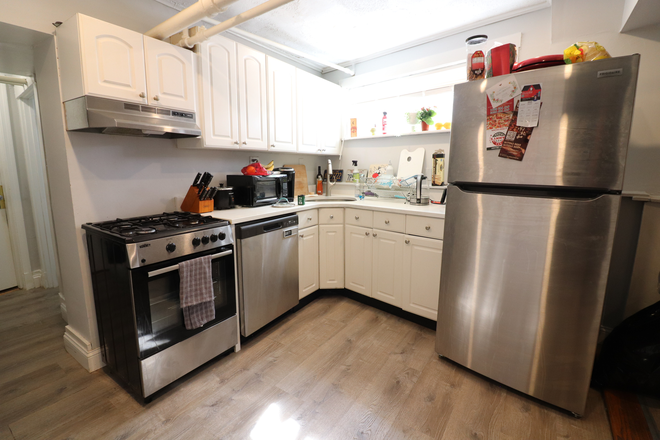 kitchen - Spacious 3-Bedroom Apartment in Prime Brighton Location for 9/1