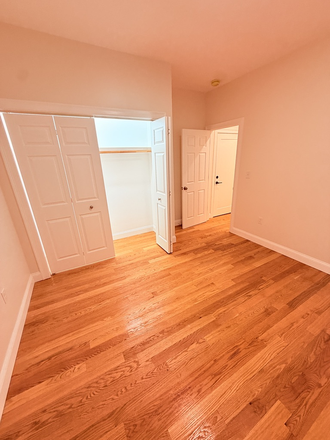 b - RENOVATED STUDIO W/SEPERATE EAT IN KITCHEN Apartments