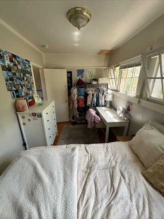 Upstairs Bedroom - Room in stand alone home, close to campus