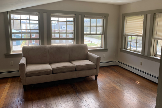 Living Room - One Bedroom close to Campus