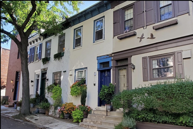 facade - 2 Bed-room plus Den Townhouse in tree-lined Museum District