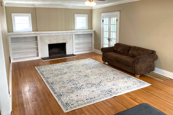 Living Room with spacious bookcases - Across the Street from SU Campus House