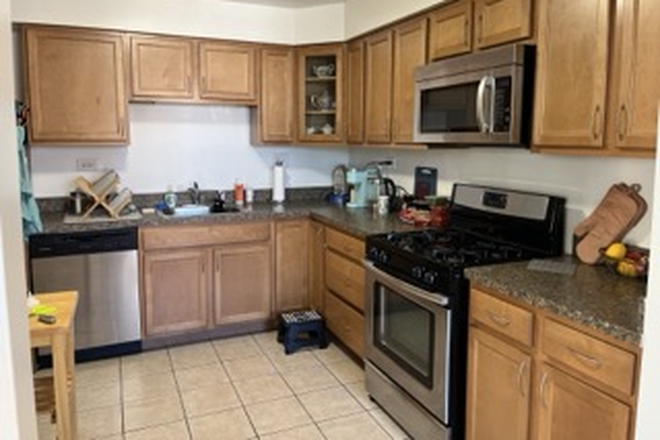 Kitchen - Beautiful Apartment  to sublet 10 minutes from campus!