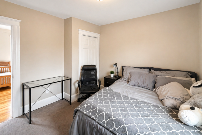 Bedroom - Furnished Bedroom Available 06/01. Short or Long Term. Parking Included. Walk to Tufts! Apartments