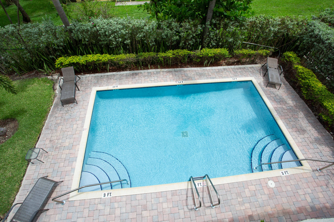 Community Pool - 2 bedroom / 2 bath - Split floorplan - In Coral Gables Condo