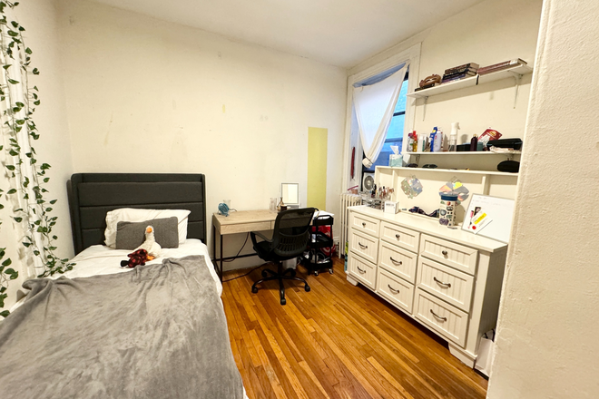 Bedroom - Large and spacious 4 bed 1 bath on Symphony Rd! Apartments