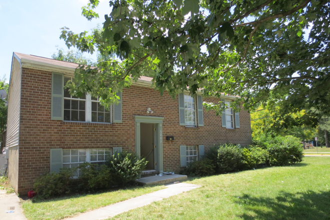 outside street view - 6Br/3Ba, walk to campus/3car driveway/Large yard