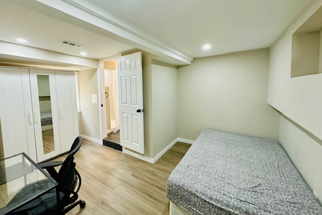 Bedroom with ensuite bathroom - Newly Renovated Apartment: Unmatched Comfort and Convenience, Steps from Hopkins Hospital