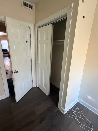 Closet in bedroom - Single bedroom in townhouse 10 mins from campus