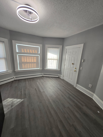 Living room - Spacious 1 bed Mt. Hope