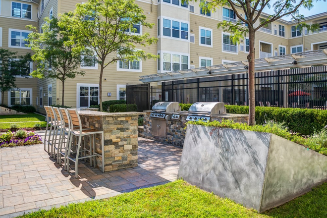 Outdoor Grilling Area Parkside Commons Apartments Chelsea, MA - Parkside Commons Apartments