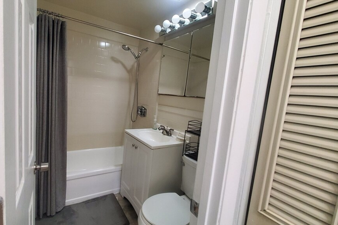 bathroom - 39 Englewood Ave. Condo