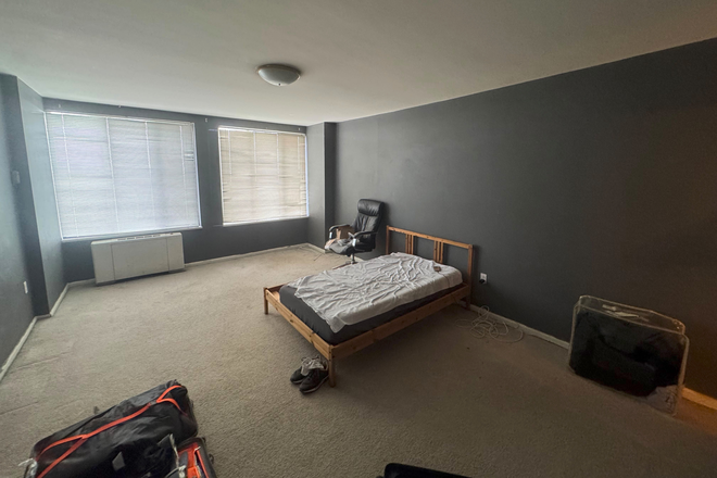 Master bedroom, 13 x 18 - Apartment in Rosslyn, Walking distance to main campus