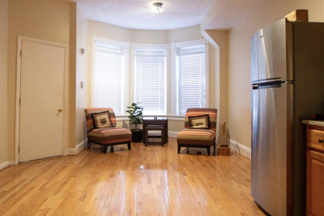 Upstairs Living Space Perfect Sunlight! - Cozy 3BR/2BA Duplex Near Everything You Need (Eckington-NE DC) Duplex