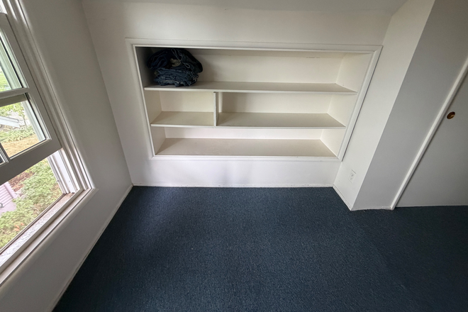 Extra storage - Furnished Close to campus studio rental in Eugene - 1 bed 1 bath House
