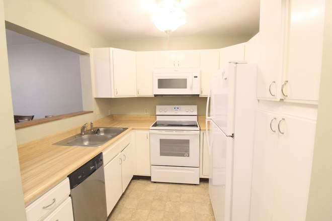 Kitchen - Hunters Ridge - 3 bedroom - 2 bath apartment for rent! Pre-leasing for the 26-27 school year!