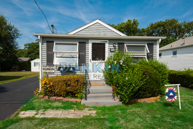 front - Cute 2 bedroom in Narragansett House