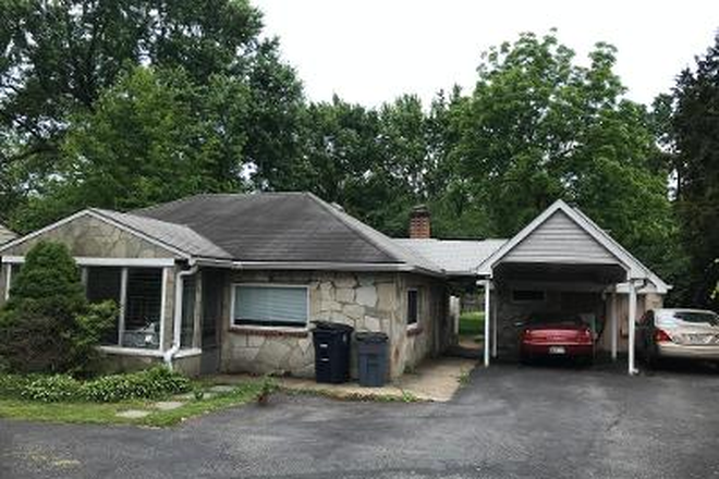 Front of house - Walk to Campus! 2 bedroom efficiency House with updates in 2025