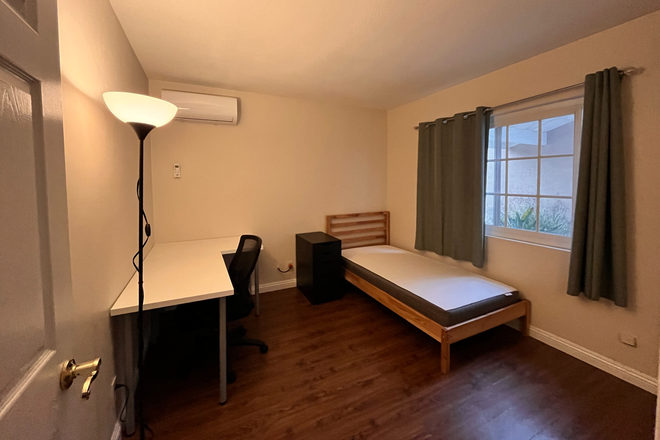 Room 1 - Close to UCI campus, 10 min bike , nice quiet neighborhood