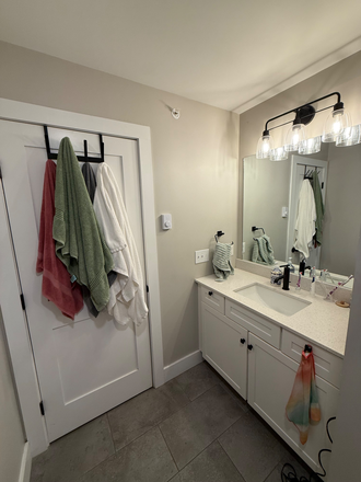 Upstairs bathroom - New Apartment short drive to campus