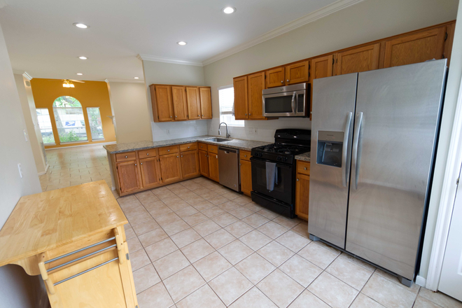 Kitchen. - Duplex / Apartment - Great Location (Rice U, Medical Center, Rice Village)