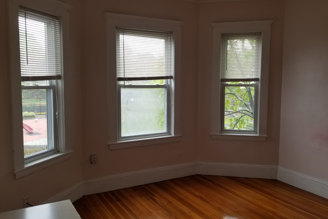 Windows view to playground - 1 room for share near red line, buses, UMass Boston, BU College. Apartments