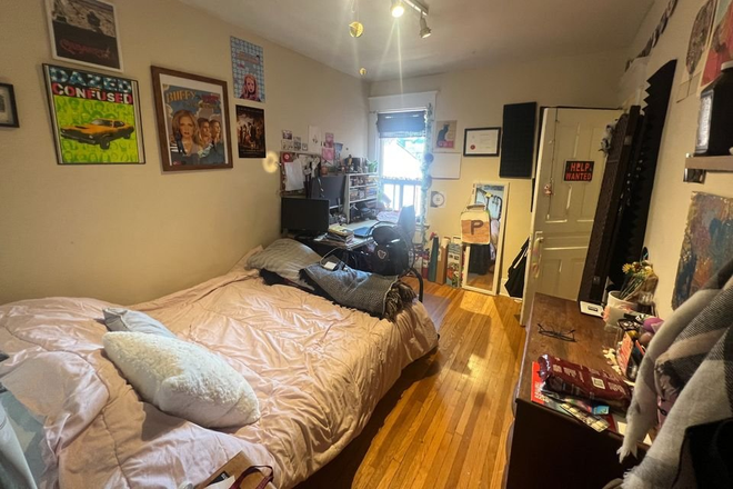 Bedroom - 1 Bedroom in Sunny 3-Bed Upper Apartment in Little Italy. All Utilities Included