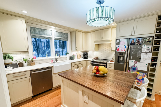 Kitchen with dishwasher, garbage disposal, fridge, microwave, stove/oven - Three Story Furnished Townhouse for Families w/ private everything, close to Harvard/Tufts/MIT