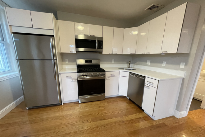 LIVING - BEAUTIFUL 4 BED IN A GREAT LOCATION! Apartments