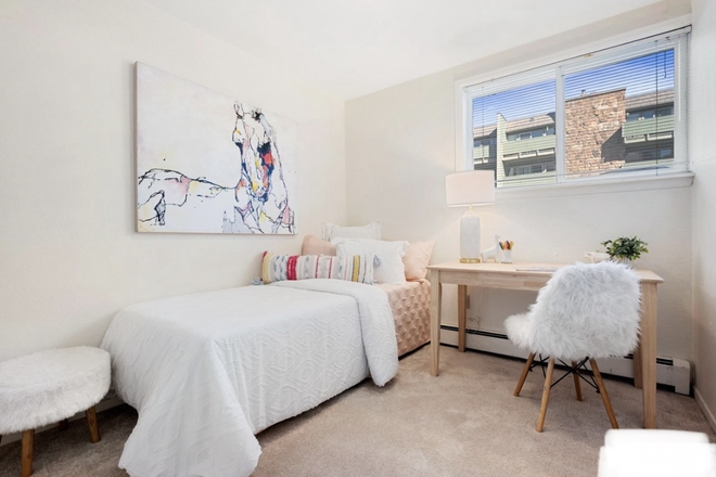 Bedroom - Private room in quiet condo complex. Easy campus access