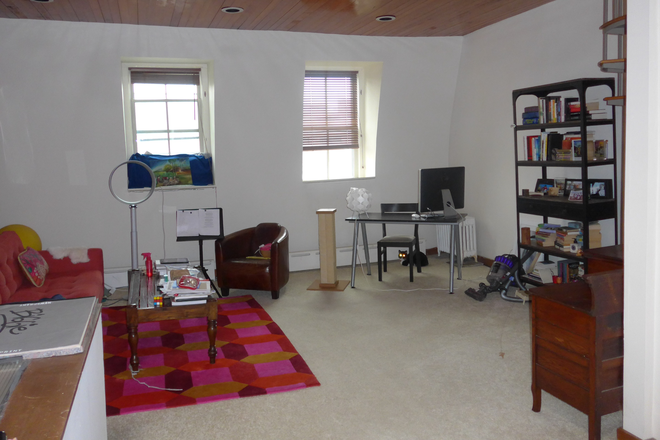 Living/Dining Area - Bright sunny loft apartment in Mid-Cambridge Victorian townhouse