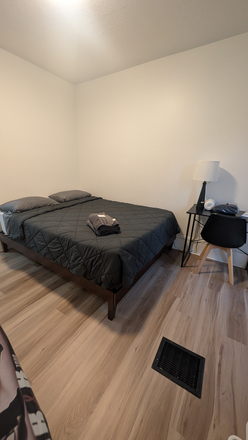 Private Bedroom - Bright, Updated, Private Rooms walkable to CWRU, Cleveland Clinic, School of Medicine & Safe Shuttle House