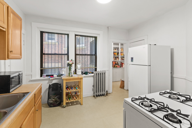 Call NOW for showings! 617-236-8600 - COMM AVE - LRG 3BR ON ALLSTN/BRTN BORDER *AVAIL ASAP* W/ 2 BATH, LNDRY IN BLDNG, PRVT DCK, H&HW INC!