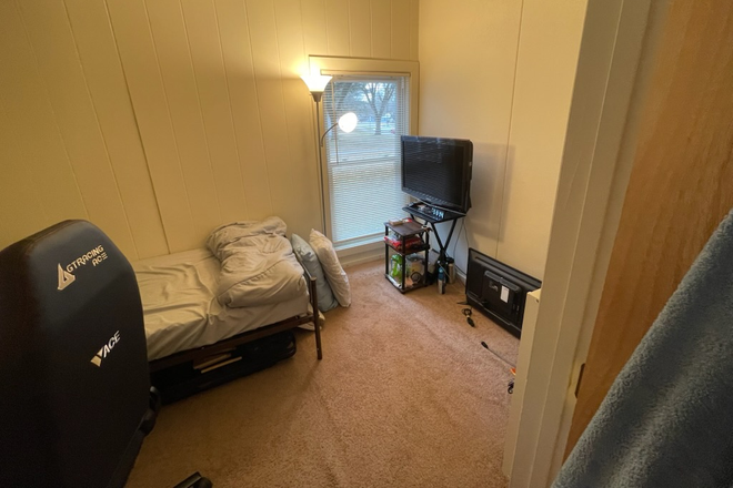 This is the bedroom - Puffton village, near the umass , good price I'm looking for a housemate for 2 bed/1bath