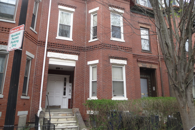 house entrance - Heated large studio near Harvard Med. School. On T. Parking. For 7/1.