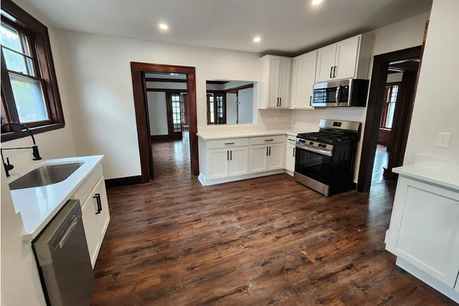 Kitchen - Fully Furnished! Closest House to Campus! 11417 Wade Park Ave.