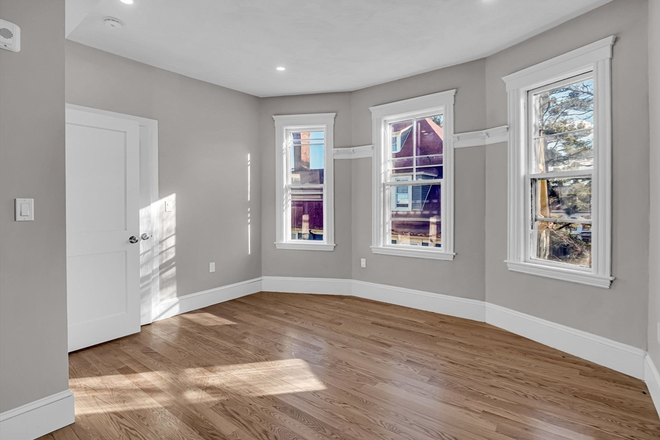 living - LOCATION!! SPACIOUS 4 BED/2 BATH WITH IN-UNIT LAUNDRY!! 9/1/26!! Apartments