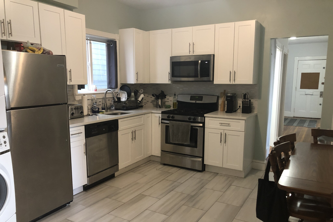 . - 2 Full Bath, Washer and Dryer in unit, Large Bedrooms